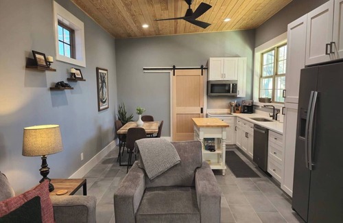 Oakhurst Villa | Charming guesthouse in Atlanta near East Lake Golf Course w/hottub & pool