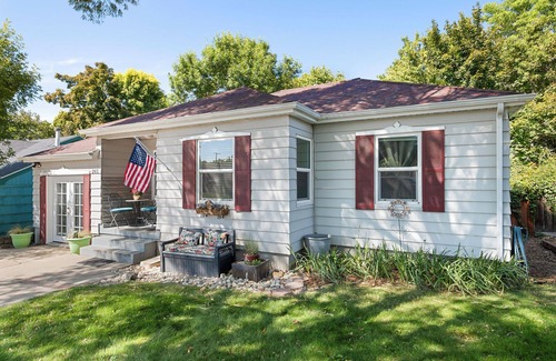 Bountiful House | Charming Hideaway! Spacious Yard, BBQ, Games & Bright, Cheerful Vibes