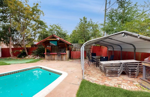 Goose Creek House | Charming home- Dog Friendly, Private Pool w/Private Putting Green