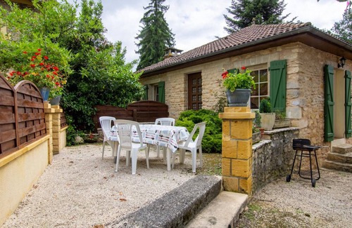 Mazeyrolles Cottage | Charming home in Prats-du-Périgord, BBQ, pets allowed & Wi-Fi