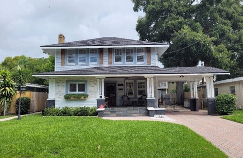 Bayshore Gardens House | Charming home in the heart of South Tampa, two blocks from Bayshore with pool