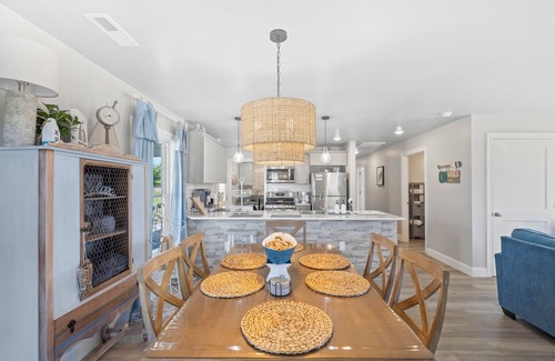 Monroe City House | Charming home minutes away from Mark Twain Lake equipped with all amenities.