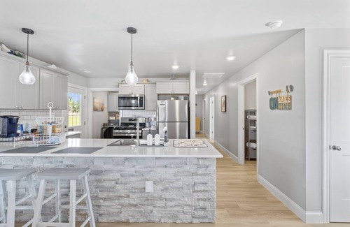 Monroe City House | Charming home minutes away from Mark Twain Lake equipped with all amenities.