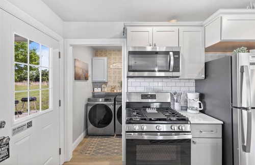 Monroe City House | Charming home minutes away from Mark Twain Lake equipped with all amenities.