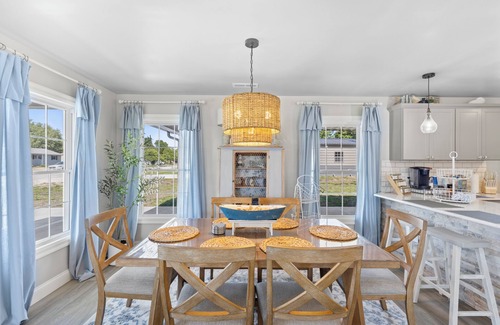 Monroe City House | Charming home minutes away from Mark Twain Lake equipped with all amenities.