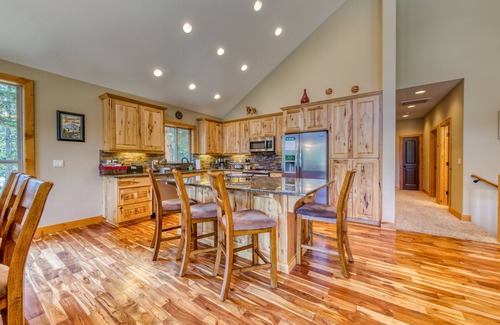 Government Camp House | Charming home with hot tub, fireplace & W/D - in great Government Camp location