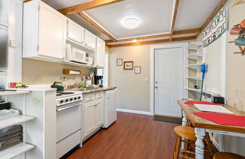 Ephraim Apartment | Charming honeymooners cottage in Ephraim- Charming Deck and privacy!