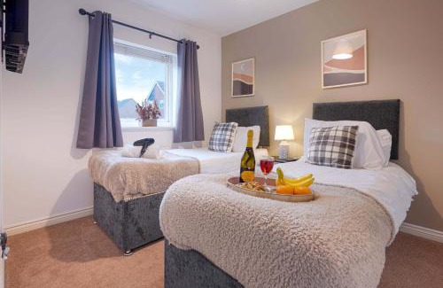 Newport Pagnell House | Charming House - Close to Shops & City Centre - Free Parking, Self-Check-In, Fast WiFi & Smart TV with Netflix by Yoko Property