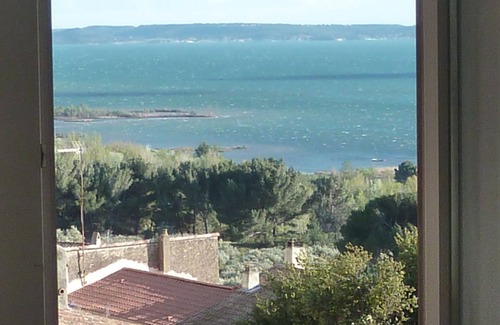 Miramas le Vieux Apartment | Charming house in medieval village with pond view terrace, private parking
