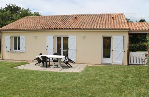 La Roche-Posay House | Charming House Near Connétable Spa, Garden, 2 Bedrooms, Modern Amenities