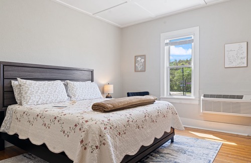 Tellico Plains Hotel | Charming Inn as you Enter Cherokee National Forest, The Munz Room 6C