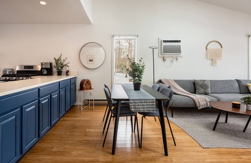 Swan Lake Cottage | Charming Lake Front Cottage