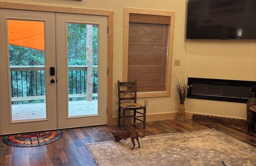 Eagle Rock Cottage | CHARMING Lakeside Cottage