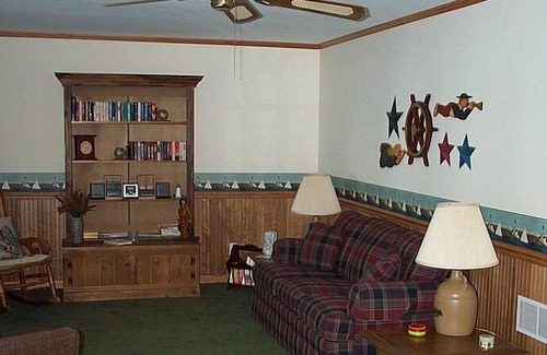 Newaygo Cottage | Charming Lakeside Cottage