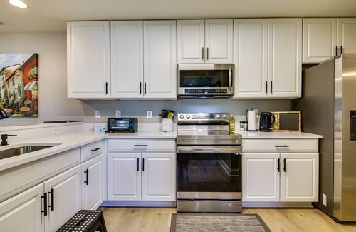 Lewes House | Charming Lewes Townhome w/Sunroom: 5 Mi to Beach!