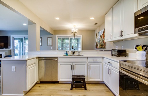 Lewes House | Charming Lewes Townhome w/Sunroom: 5 Mi to Beach!