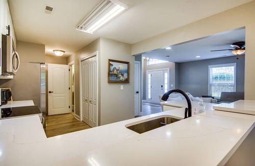 Lewes House | Charming Lewes Townhome w/Sunroom: 5 Mi to Beach!