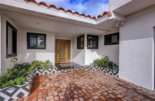 Ladera Heights House | Charming Luxury 3-bedroom house with Private Parking in welcoming Ladera Heights