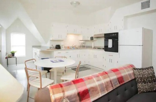 Vollintine-Evergreen Apartment | Charming Mid-Century Apartment in Midtown