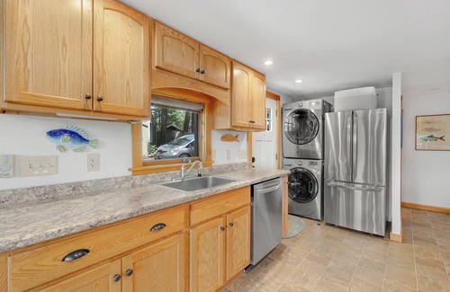 Windham Cottage | Charming, modern, 3-bedroom cottage on Pettingill Pond, in lovely Windham, Maine