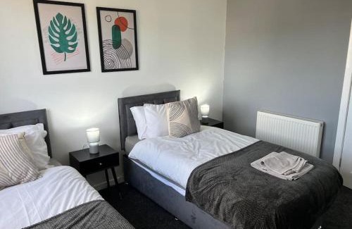 Dundee Apartment | Charming, Modern Flat sleeps 5