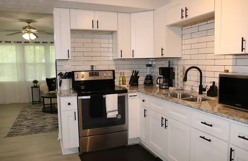 Buford House | -> Charming Modern Guest House Near Lake Lanier.