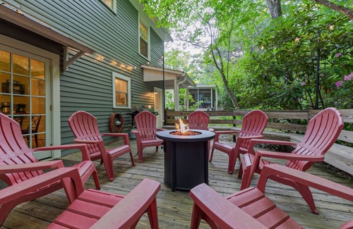 Montreat Apartment | Charming Montreat Cottage Near DT Black Mtn | Walk to Hiking