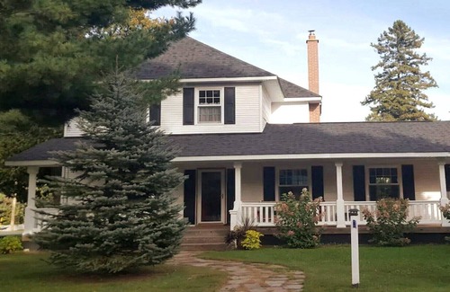 Baysville House | Charming Muskoka Getaway (with event space)