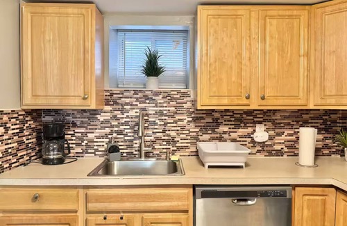 North Bergen Apartment | Charming NYC-Themed Retreat in North Bergen – Just Minutes from Midtown!