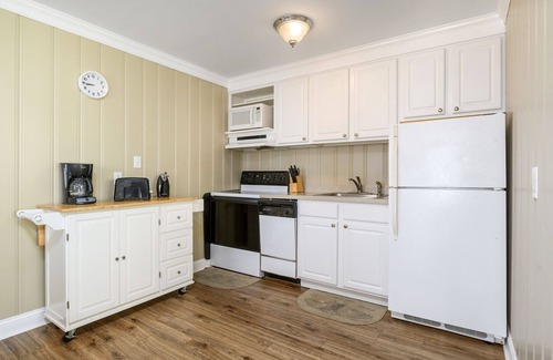 Midtown Ocean City Cottage | Charming Oceanblock Cottage just steps to beach! FREE LINENS