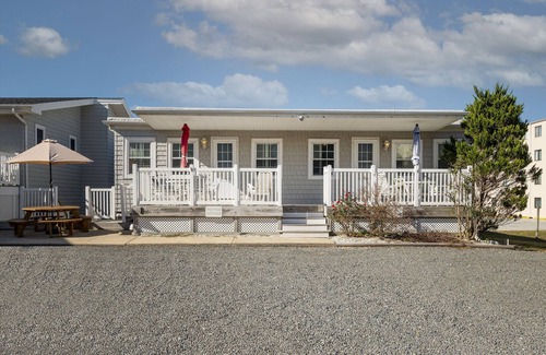 Midtown Ocean City Cottage | Charming Oceanblock Cottage just steps to beach! FREE LINENS