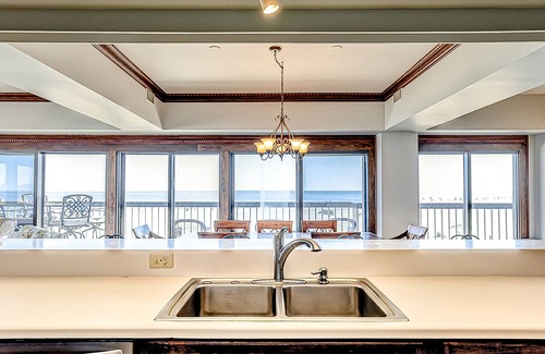 Isle of Palms Condo | Charming oceanfront condo w/ pool, hot tub, balcony, central AC, & washer/dryer