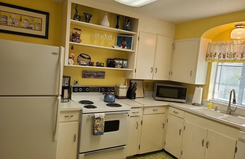 Edinburg Cottage | Charming, Parkview Cottage, King bed, 1 mi to I-81