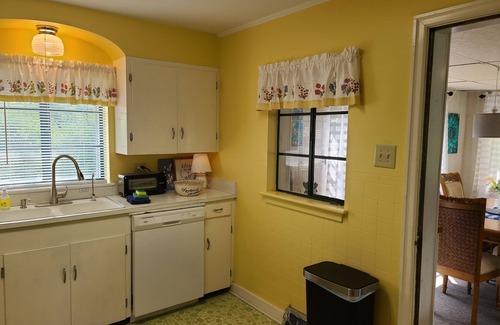 Edinburg Cottage | Charming, Parkview Cottage, King bed, 1 mi to I-81