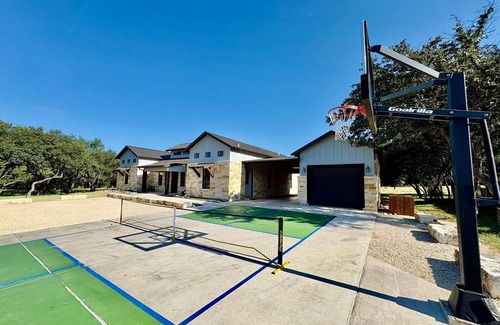Sabinal House | Charming Pool House and Porch Bedroom with AC in Concan