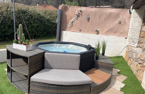 Salernes Villa | Charming Provencal villa with swimming pool, spa, table tennis.