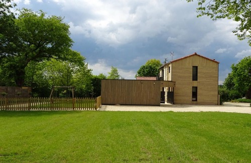 Bourneau Cottage | Charming Renovated Barn with Large Garden, Near Baroque Festival