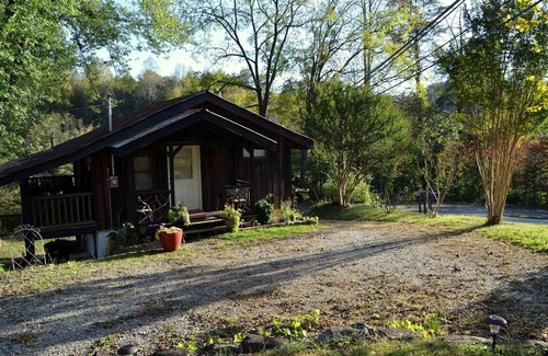 Sylva Apartment | Charming retreat near the river and downtown Dillsboro.