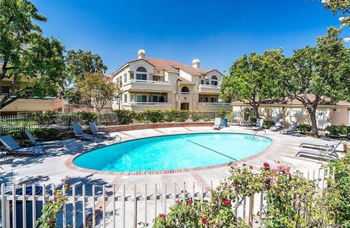 Newhall Condo | Charming Room in a condo w. Private bathroom Santa Clarita/Art Studio/Gallery