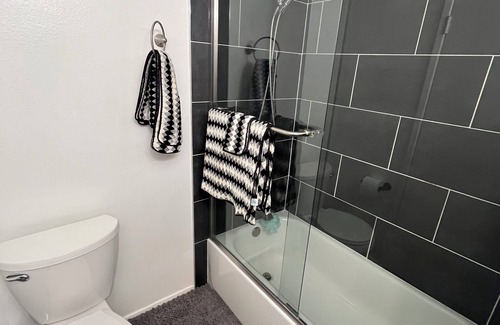 Newhall Condo | Charming Room in a condo w. Private bathroom Santa Clarita/Art Studio/Gallery
