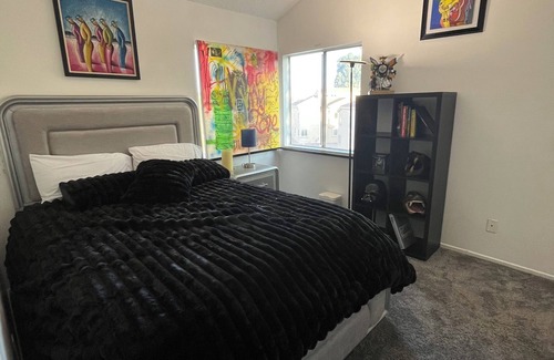 Newhall Condo | Charming Room in a condo w. Private bathroom Santa Clarita/Art Studio/Gallery