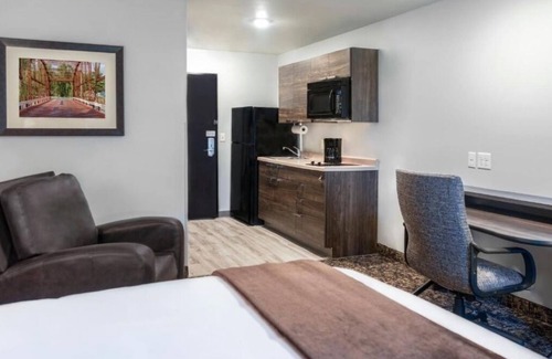 Beatrice Hotel | Charming Room Parking Included Near Rolla‑Rena Skate Center And Scenic Trails