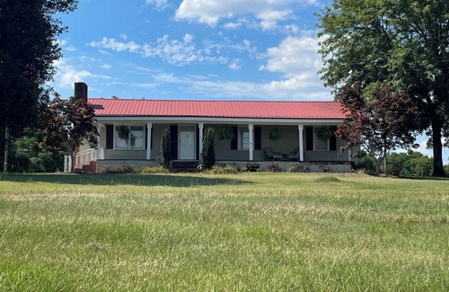 Starkville House | Charming Rustic Farmhouse on 7 acres less than 3 miles from MSU Campus