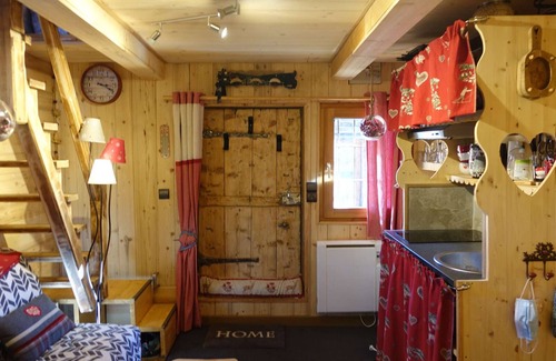 Hauteluce Ski Chalet | Charming Savoyard Mazot in Hauteluce Village – Ideal for Couples, Near Shops and Ski Lift