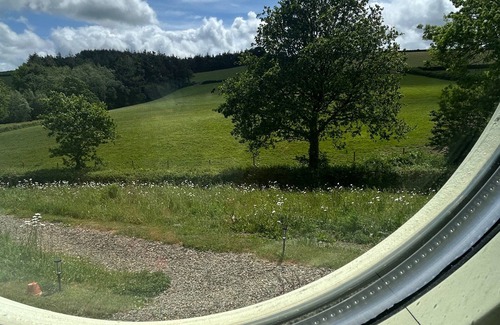 Chittlehampton Cabin | Charming Shepherds hut With Hottub