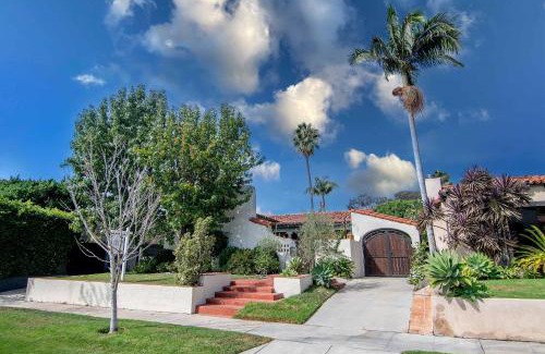 Mid-Wilshire House | Charming Spanish Villa with Jacuzzi in Prime LA Beverly Grove