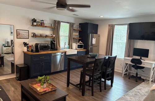 Crescent Heights Apartment | Charming Studio-Crescent Heights- Private Entrance