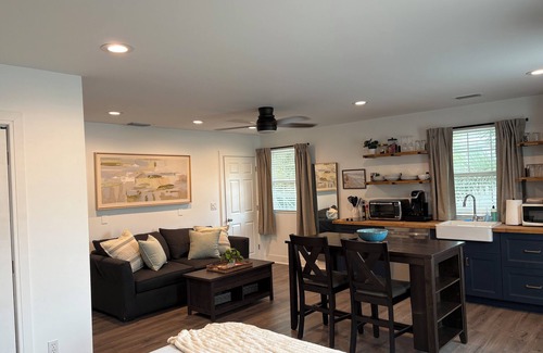 Crescent Heights Apartment | Charming Studio-Crescent Heights- Private Entrance