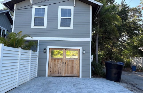 Crescent Heights Apartment | Charming Studio-Crescent Heights- Private Entrance