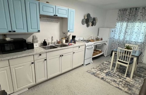 Astor Apartment | Charming studio in fabulous Astor with AC